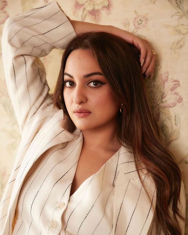 Staggering Poses Of Sonakshi Sinha In Black